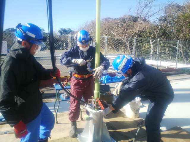 温泉ポンプ挿入